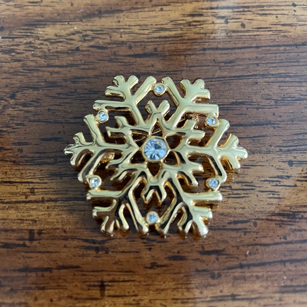 Snowflake Pin!  Gold Color with Gems